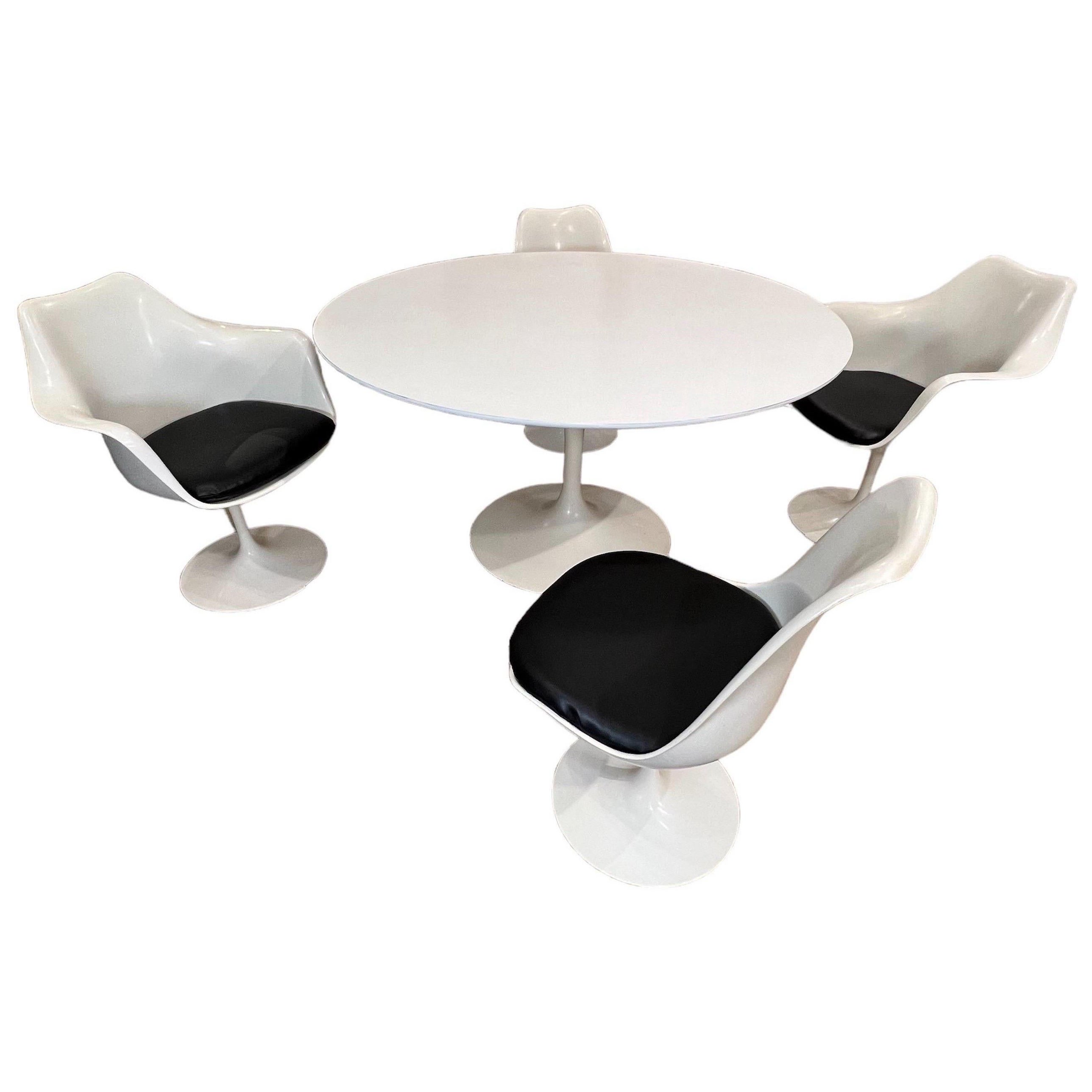 1970’s Eero Saarinen for Knoll, Tulip form Table & 4 Chairs, 2 side 2 arms For Sale