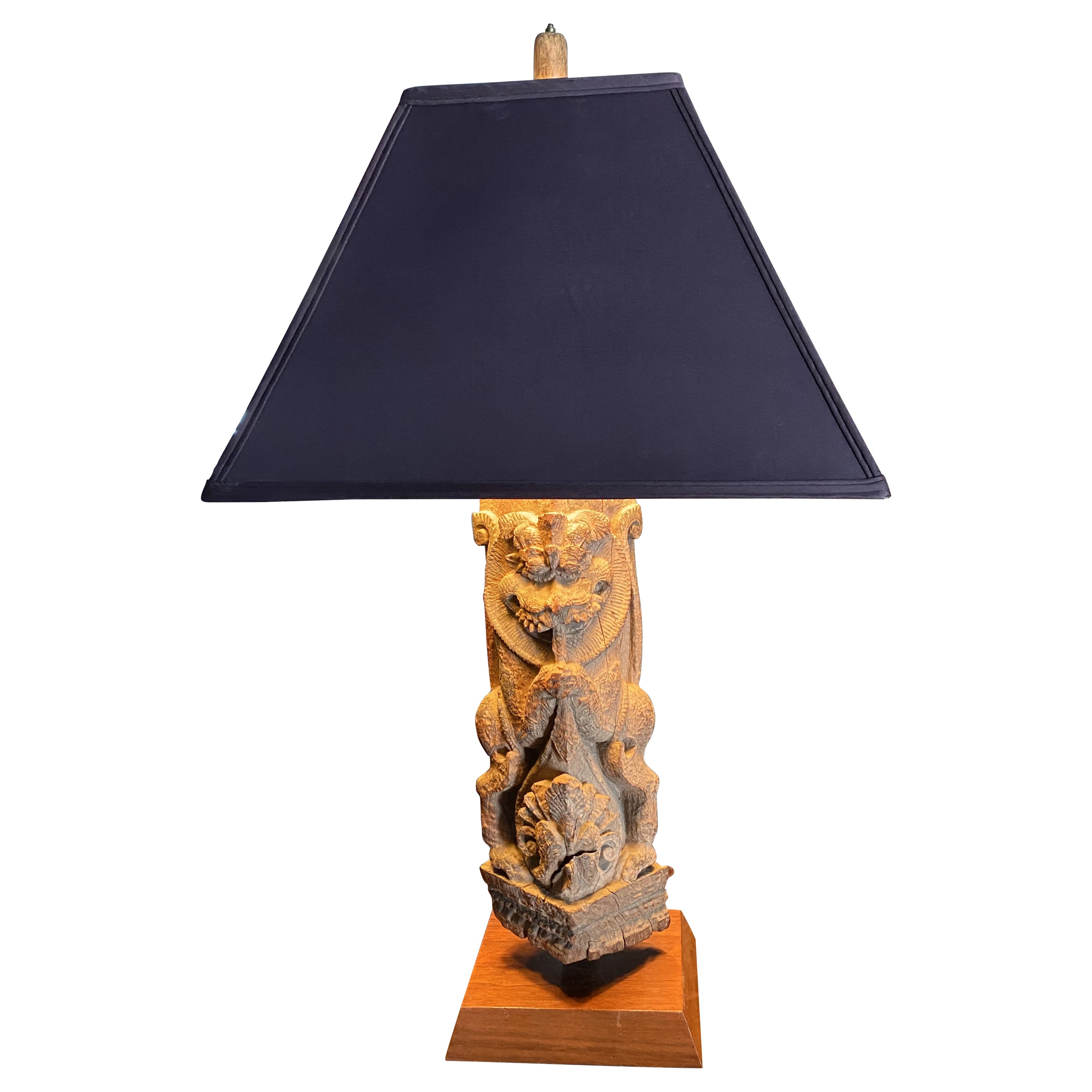 Lampe de table asiatique ancienne fragment d'architecture en bois sculpté en vente