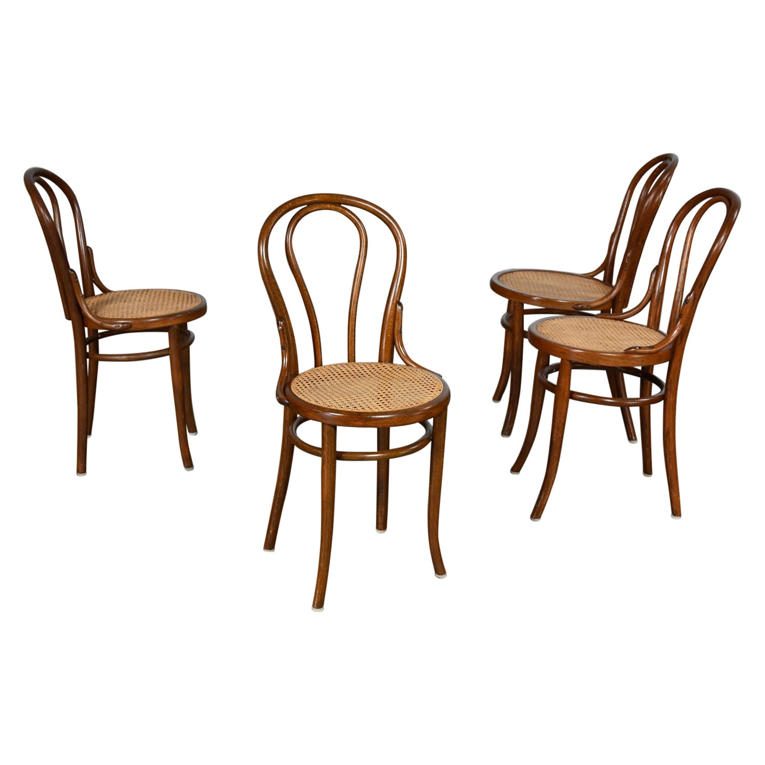Ensemble de 4 chaises de caf�é #18 de style Bauhaus par Thonet Structure en bois breton et sièges cannés à la main
