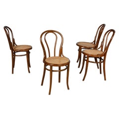 Ensemble de 4 chaises de café #18 de style Bauhaus par Thonet Structure en bois breton et sièges cannés à la main