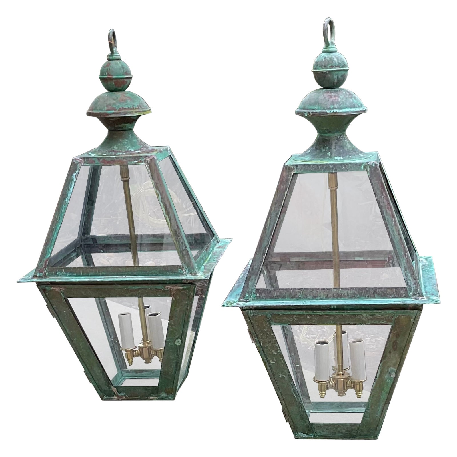 Paire de lanternes suspendues carrées en cuivre fabriquées à la main en vente