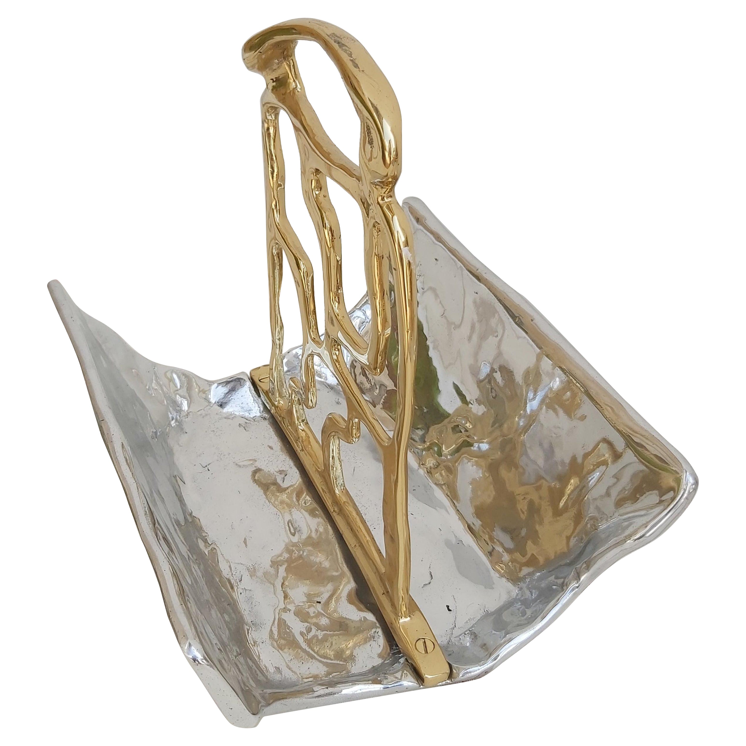 Porte-revues en aluminium coulé de couleur argent et laiton de couleur or, fait à la main  en vente
