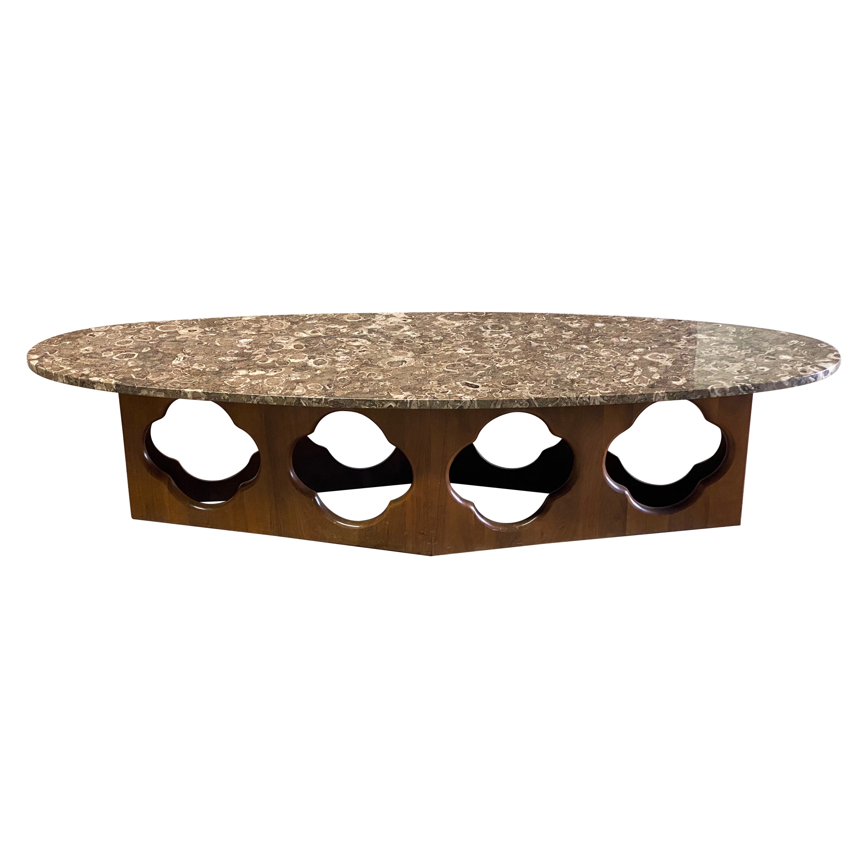 Mid Century Modern Nussbaum Quatrefoil Base mit ovaler Marmorplatte Couchtisch