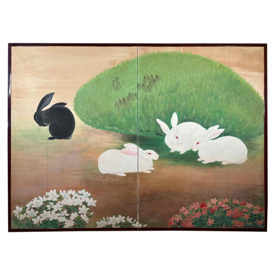 Paravent japonais ancien à deux panneaux, famille de lapins enjoués au milieu de fleurs   en vente