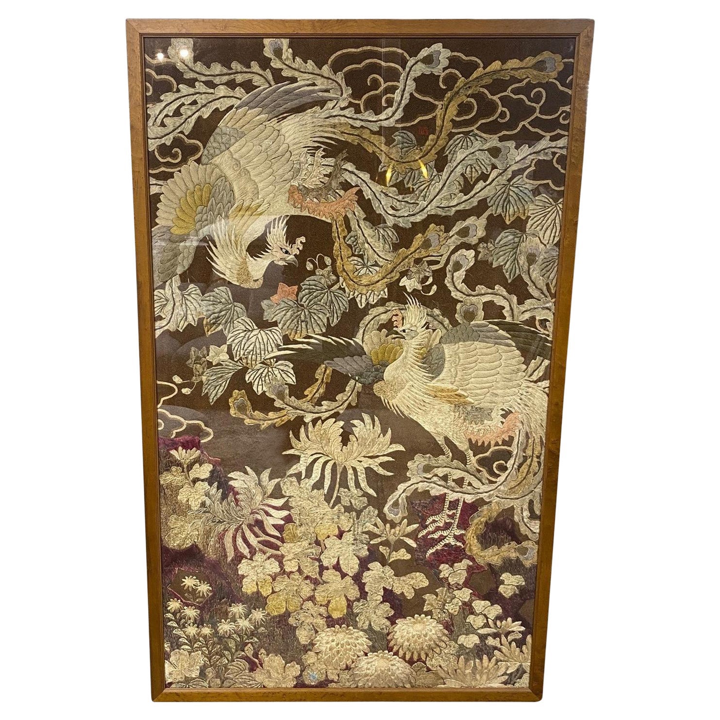 Japanischer asiatischer großer Wandteppich aus Seide mit Pfauen-, Vogel- und Blumenstickerei aus der Meiji-Periode im Angebot