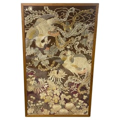 Arazzo giapponese asiatico di grandi dimensioni in seta del periodo Meiji con ricamo di uccelli pavoni e fiori