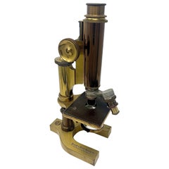 Antiguo microscopio monocular compuesto americano "Bausch & Lomb", circa 1890-1910.