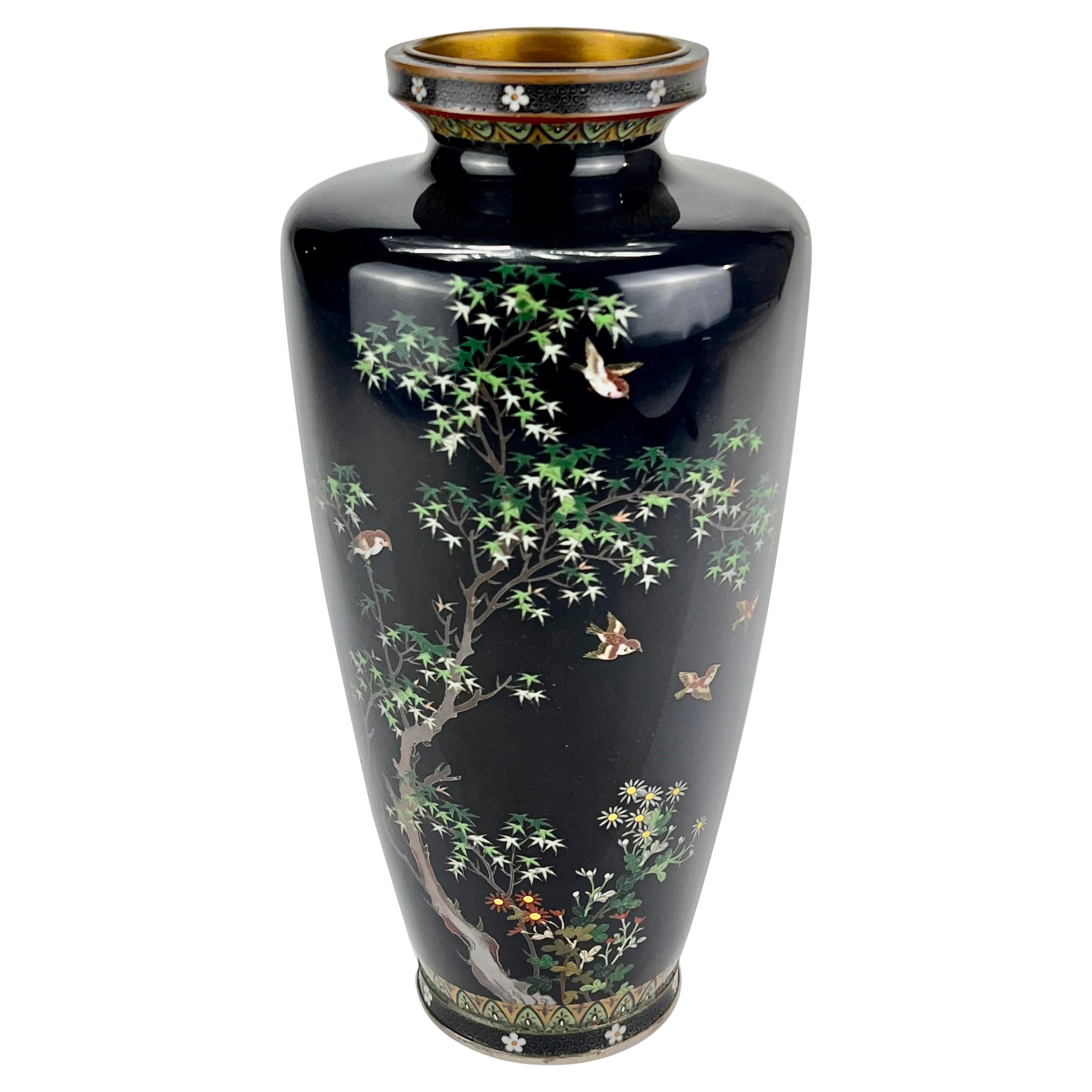 Antiquité japonaise de l'ère Meiji (fin des années 1800) Vase cloisonné en argent Érable et moineaux  en vente