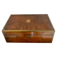 Caja de escritura antigua victoriana de nogal con rebabas y latón de magnífica calidad