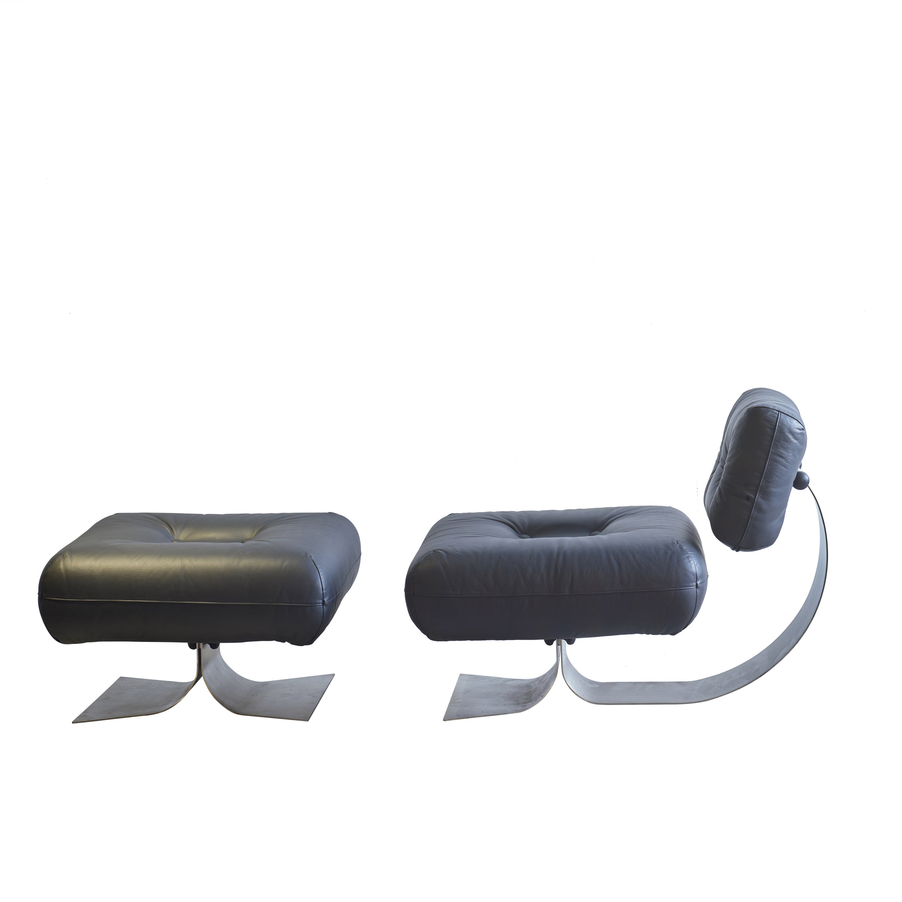 Fauteuil de salon et pouf "Alta" d'Oscar Niemeyer / Authentic en vente
