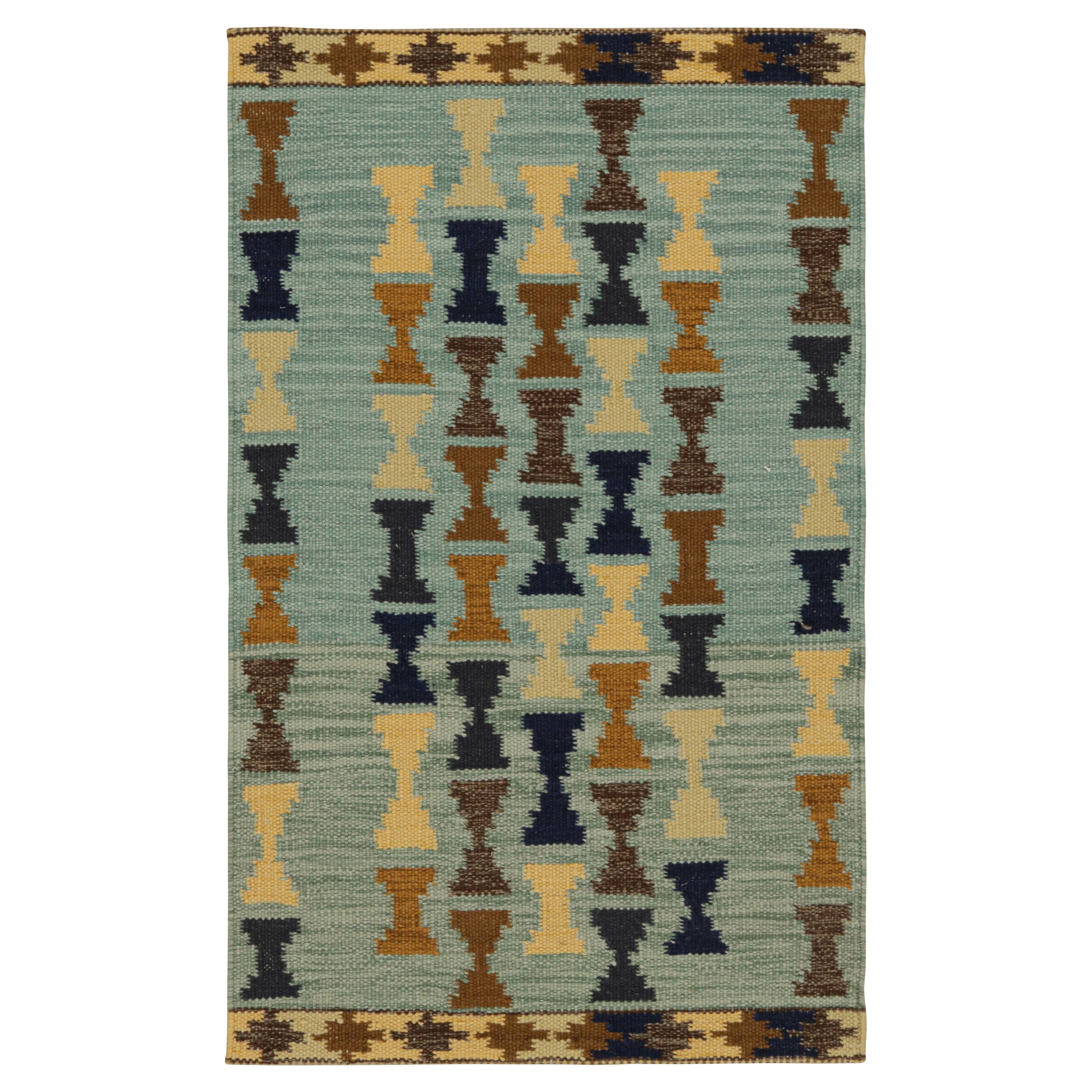 Rug & Kilim's Teppich im skandinavischen Stil in Blau mit beige-braunen geometrischen Mustern