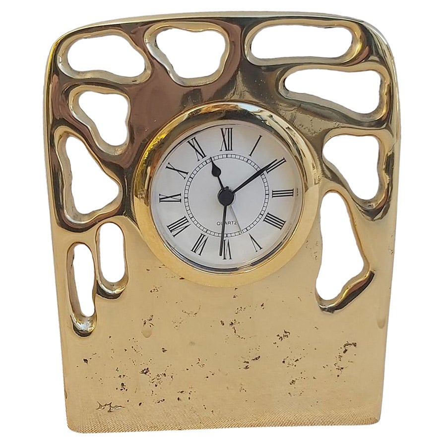 Uhr mit perforiertem D018 aus Messingguss, goldfarben lackiert, handgefertigt in Spanien im Angebot