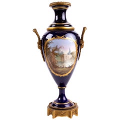 Grand vase urne en porcelaine de Sèvres monté en bronze doré 19ème siècle 