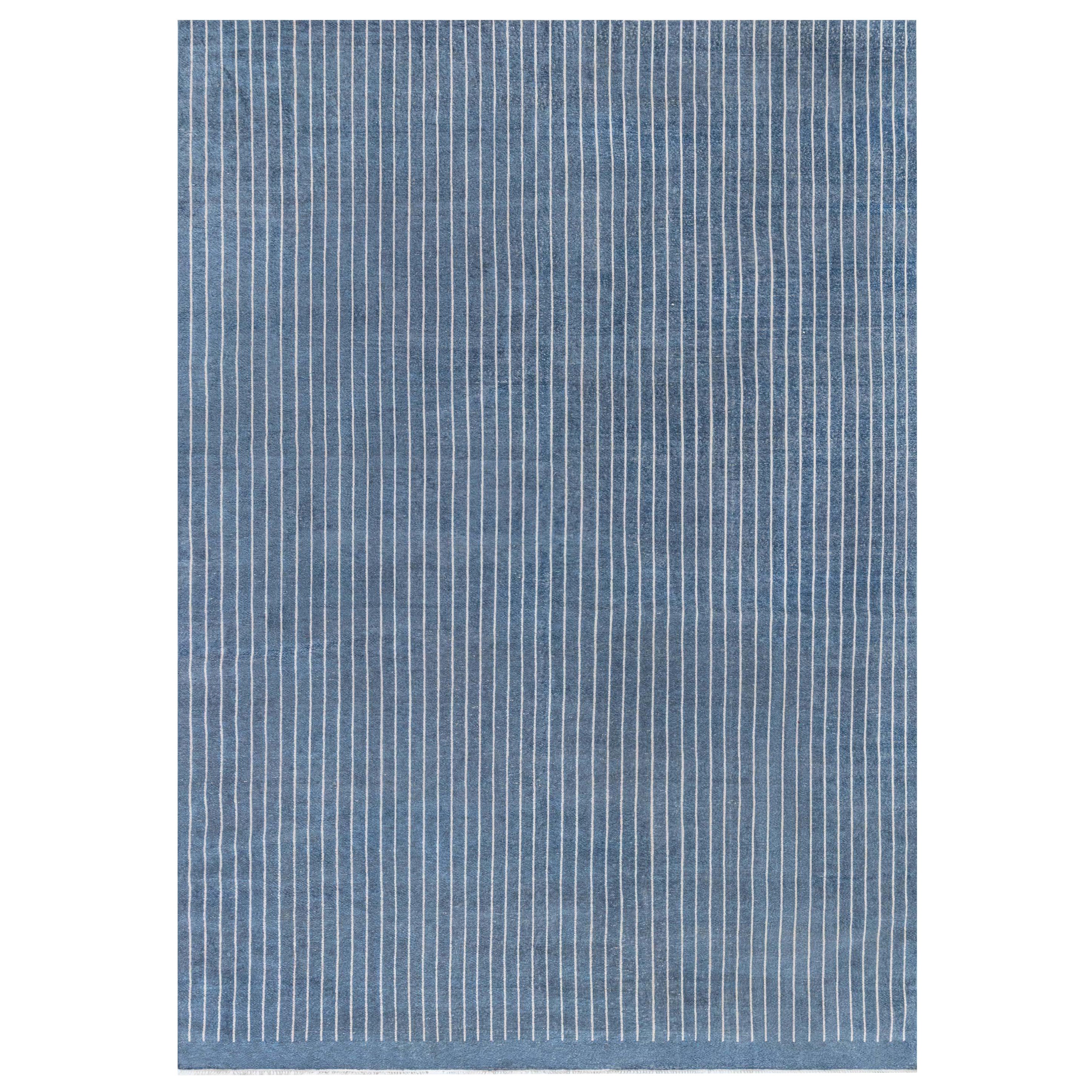 Tapis contemporain rayé bleu et blanc fait à la main par Doris Leslie Blau