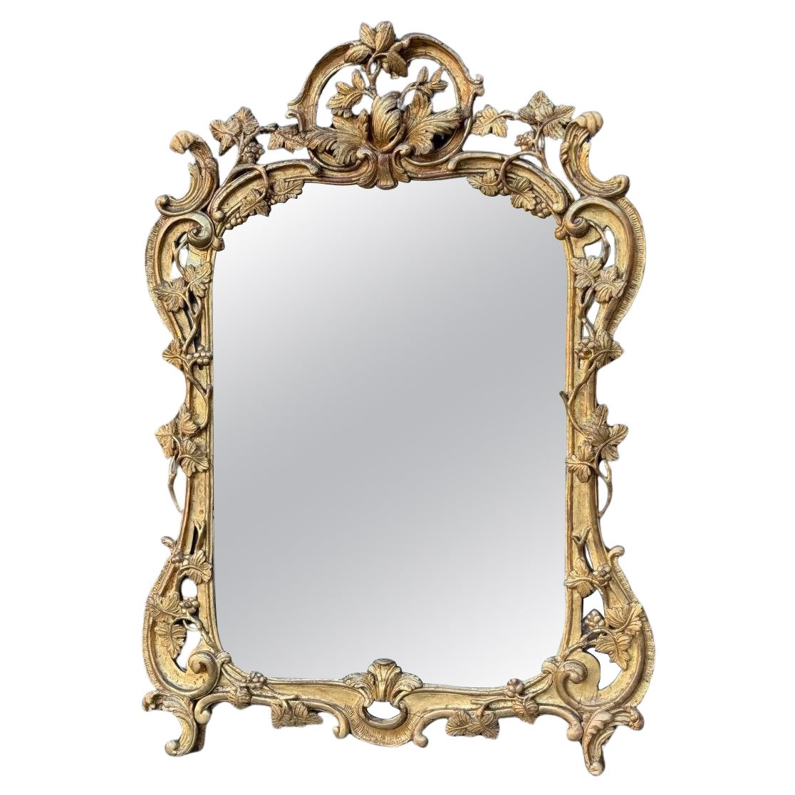 Miroir Louis XV en bois sculpté et doré avec par-closes en vente