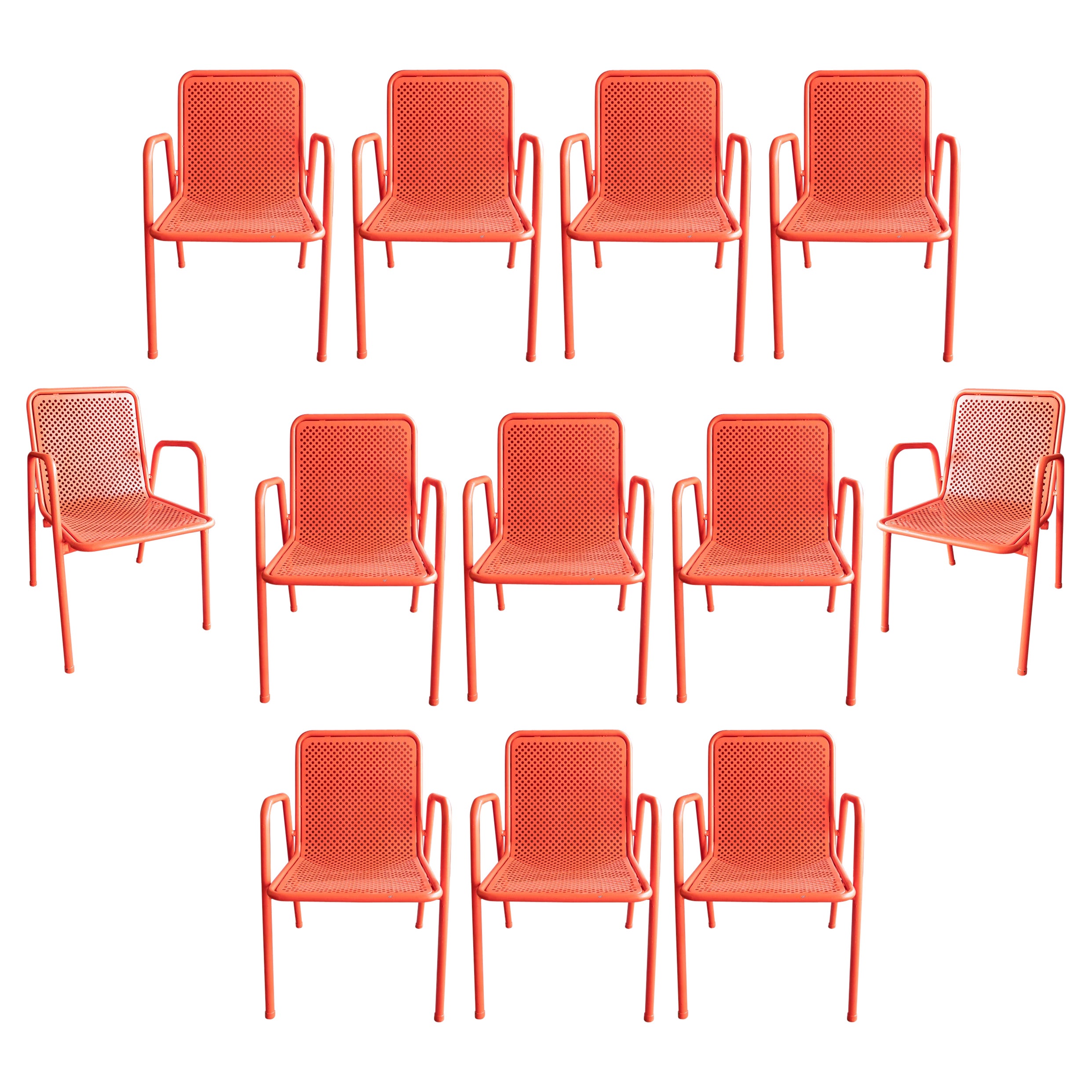 1970er Satz von vierzehn rot lackierten Gartenstühlen aus Eisen im Angebot