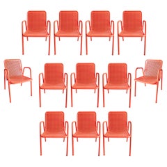 1970er Satz von vierzehn rot lackierten Gartenstühlen aus Eisen