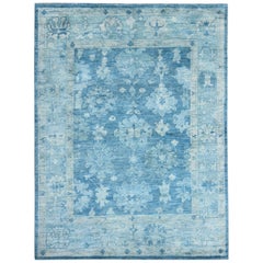 Moderner handgeknüpfter Oushak-Teppich aus Wolle in Blautönen von Keivan Woven Arts