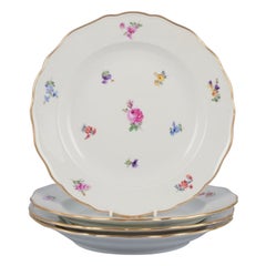 Meissen, Germany. Set of four dinner plates in porcelain. Early 20th C.