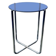 Seltener, gelegentlich hoher Bauhaus-Tisch mit dicker blauer Glasplatte