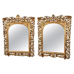 Près d'une paire de  Miroirs en bois doré de style baroque Florentine 