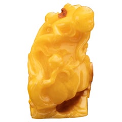 Handgeschnitzter bernsteinfarbener Butterscotch-Affe auf Stein // 57,13 Gramm