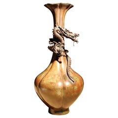 Vase japonais en bronze avec dragon
