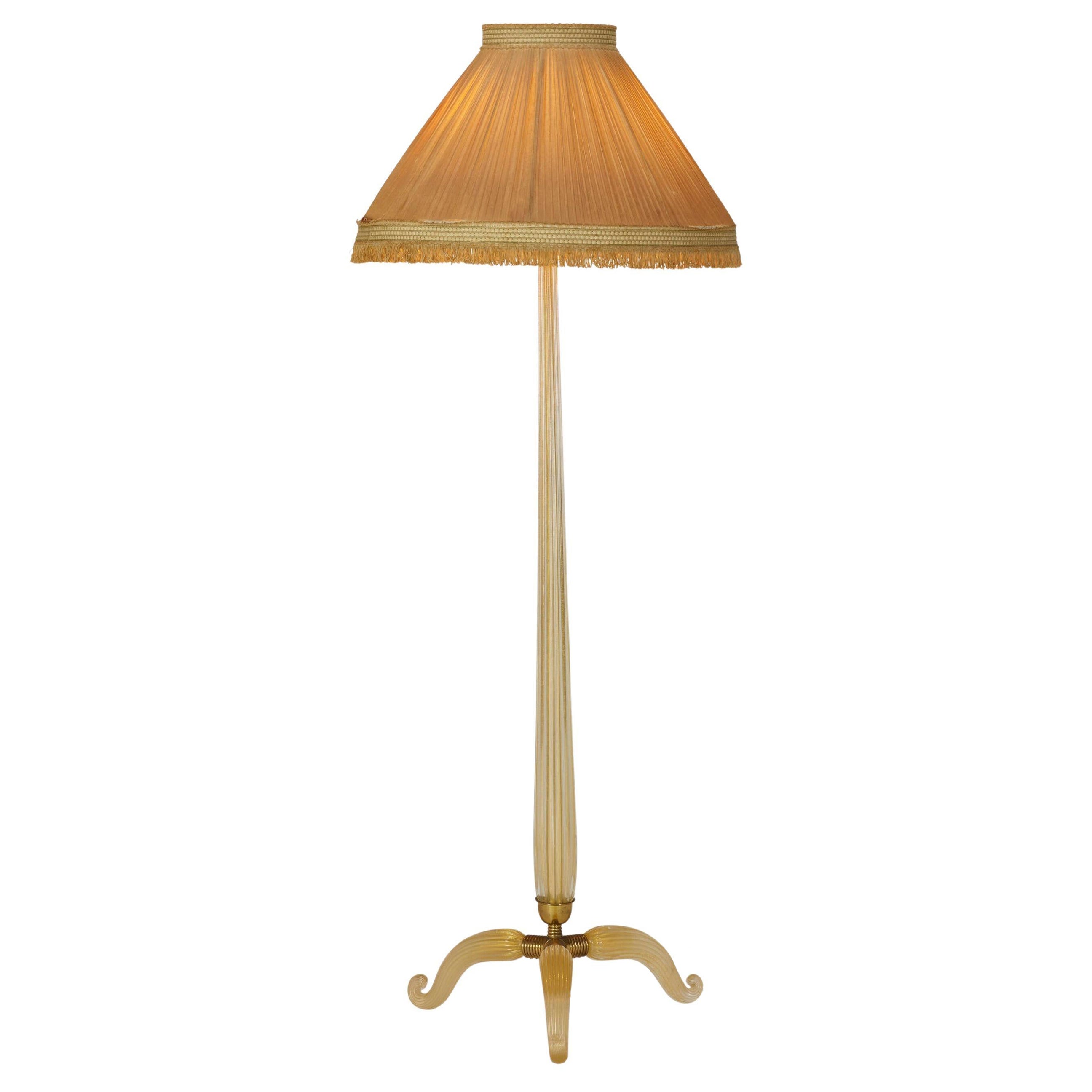 Rara lampada da terra in vetro di Murano con inclusioni in lamina d'oro e montature in bronzo di Barovier&Toso: 

