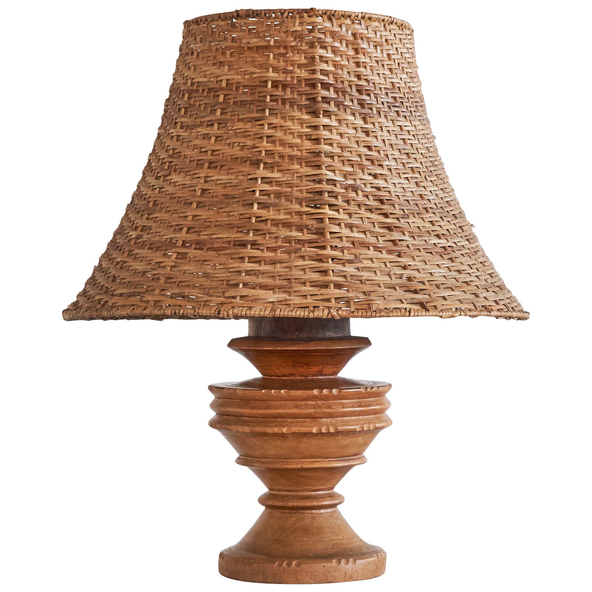 Lampe de table ancienne Wabi Sabi en bois tourné et sculpté avec abat-jour en rotin