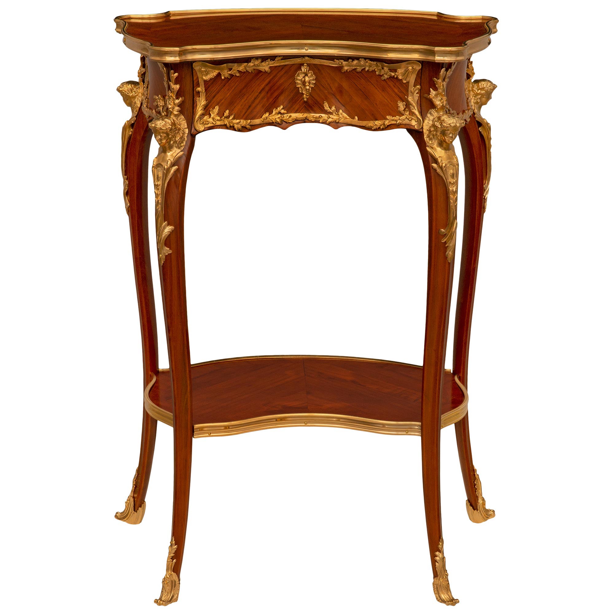 Table d'appoint Louis XV du 19ème siècle en bois de tulipier et bronze doré en vente