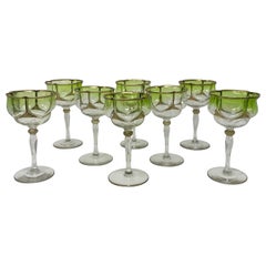 Ensemble de 8 gobelets à vin anciens en verre vert et or de marque allemande "Moser", Circa 1900.