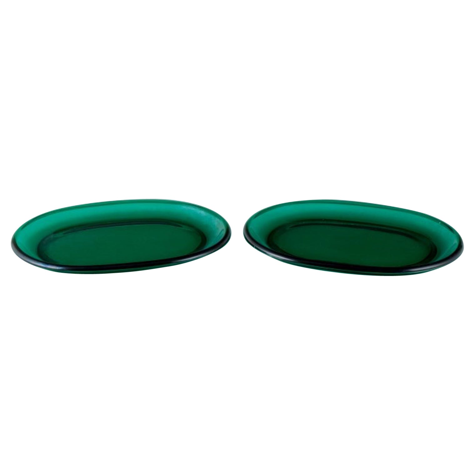 Josef Frank für Reijmyre, Schweden. Zwei Karaffenteller aus grünem Kunstglas. im Angebot