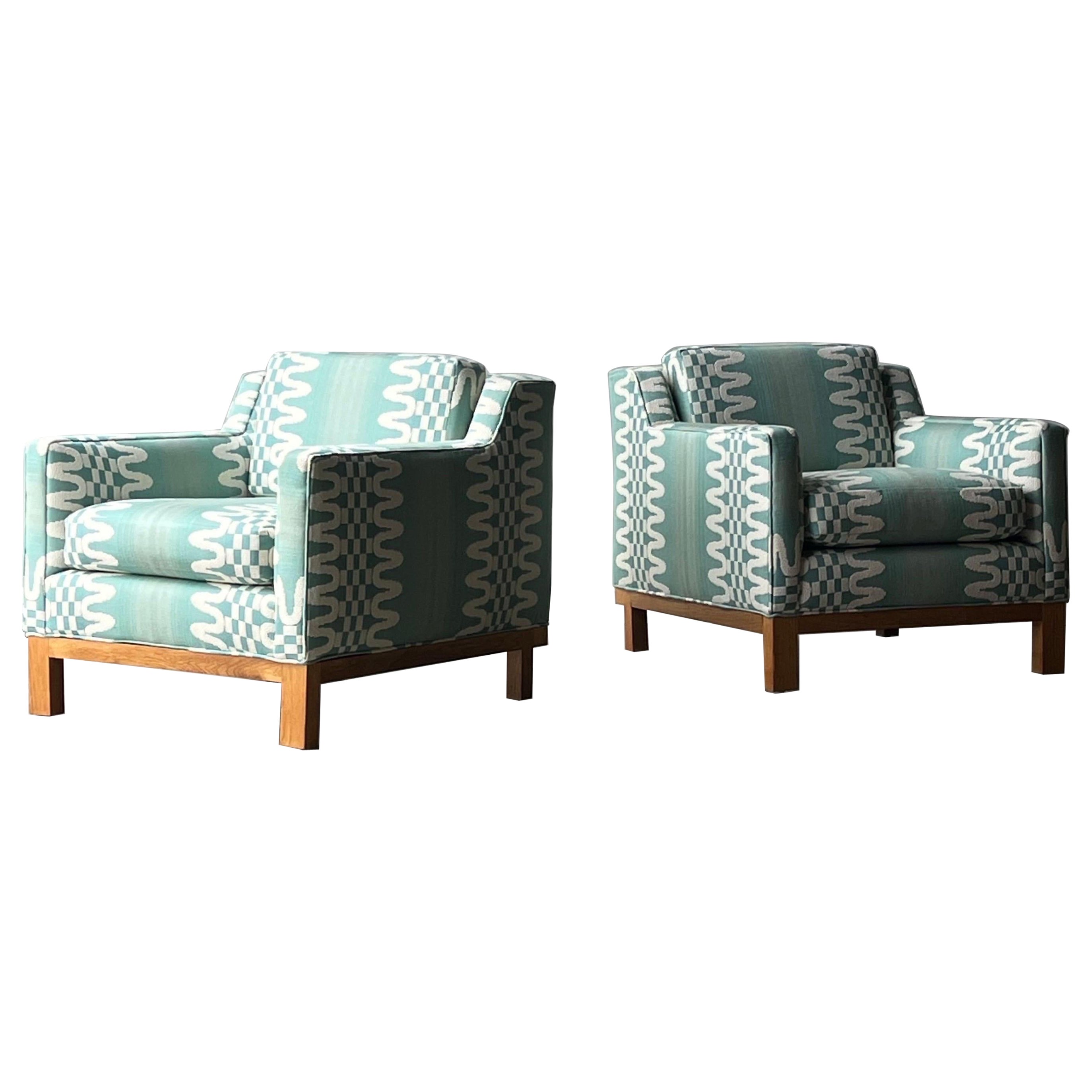 Mid-Century Dunbar Style Club Chairs - ein Paar im Angebot