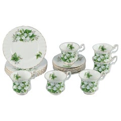 Royal Albert. Six tasses à café Trillium avec soucoupes et assiettes à gâteau