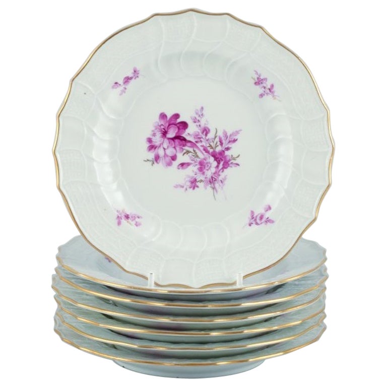 Meissen, Germany. Set of seven porcelain plates hand-painted with purple flowers For Sale