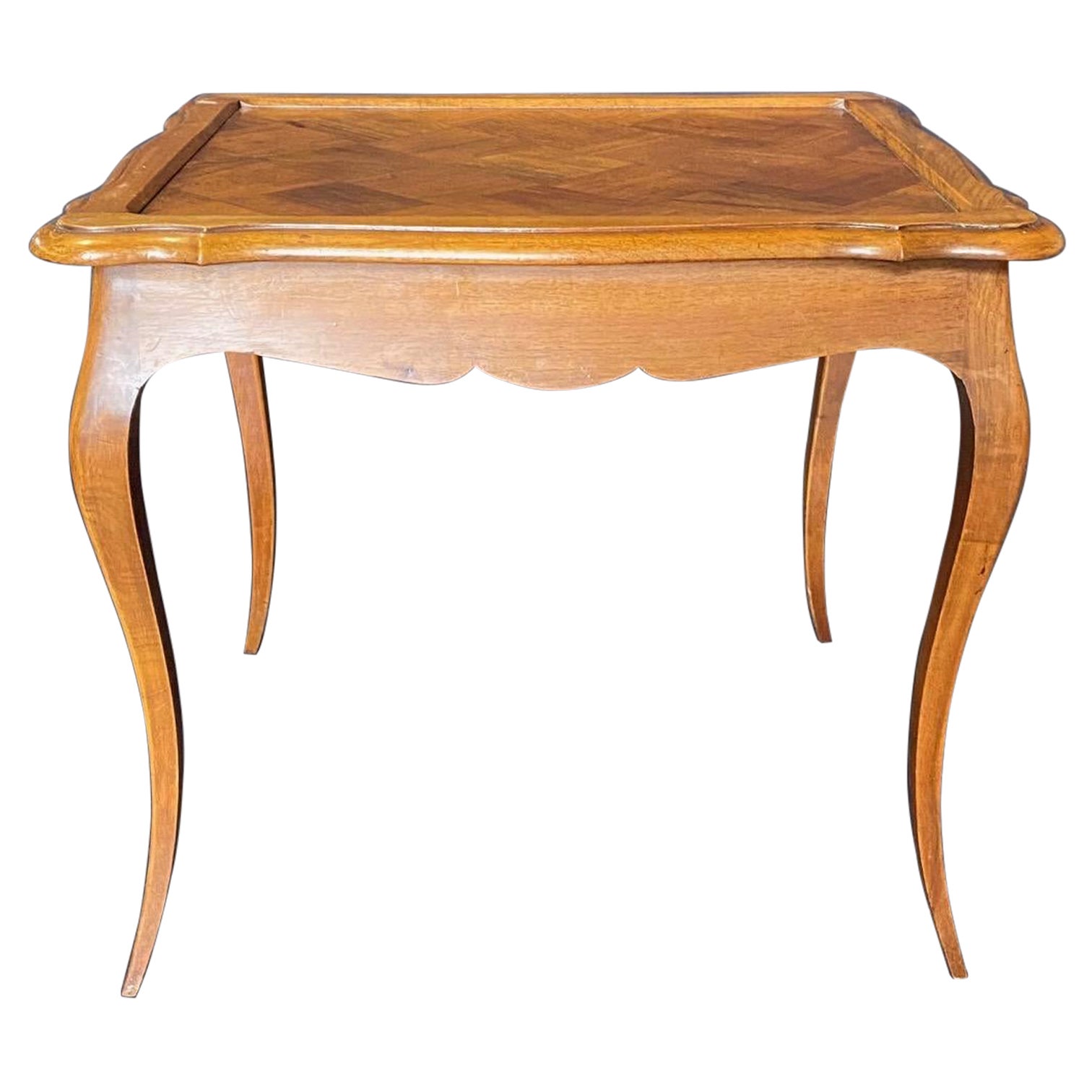 Ancienne table d'appoint Louis XV en noyer avec plateau en parqueterie à rebords en vente