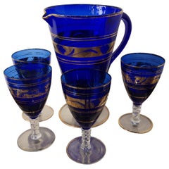 4 Vasos y jarra de cristal de Murano azul cobalto y dorado, mediados del siglo XIX