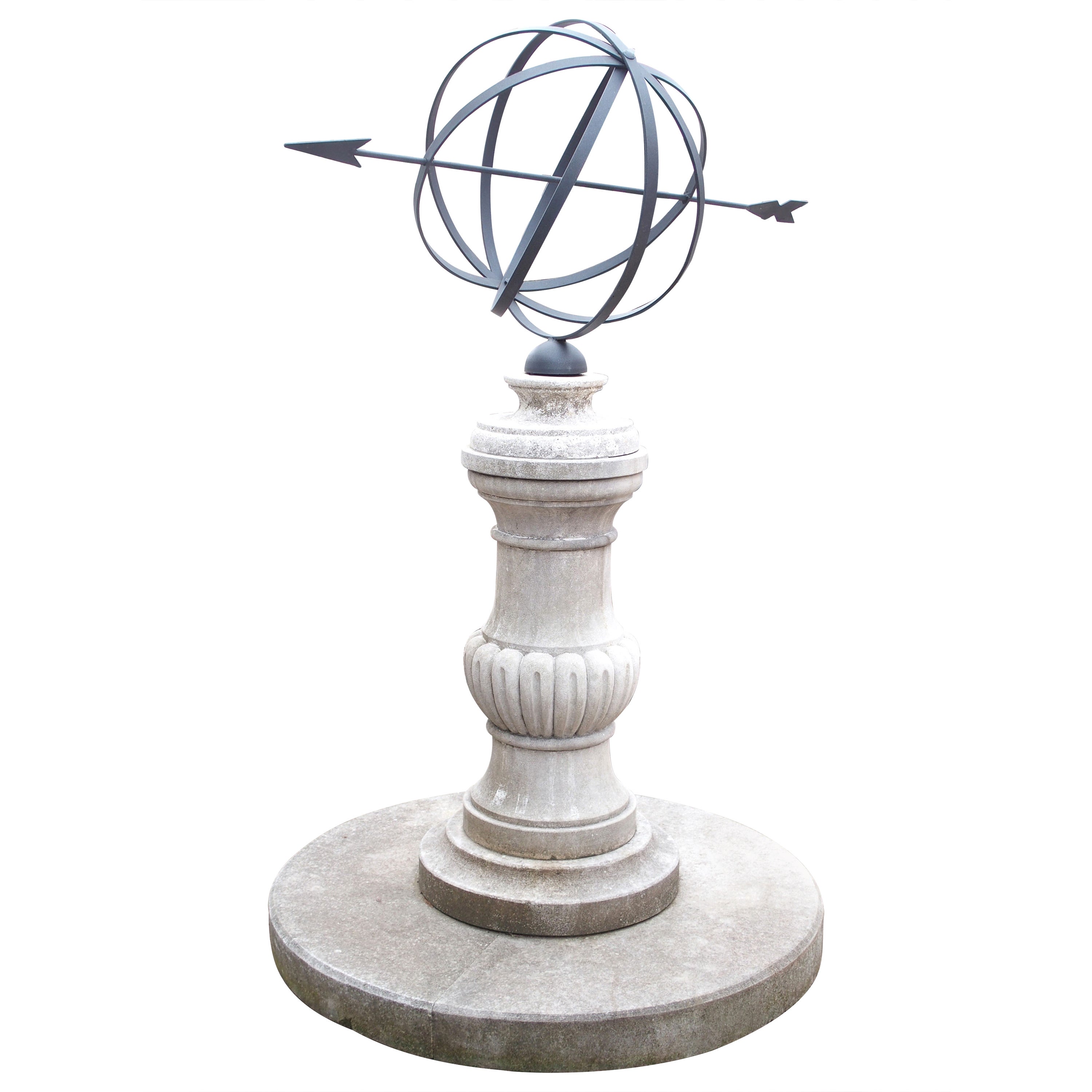 Sundial armillaire italien sculpté en forme de balustre en pierre calcaire avec socle circulaire