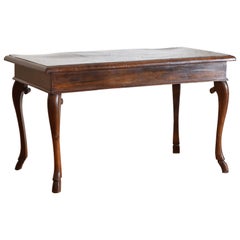 Italiano, Toscana, Tavolo da centro o da console in noce del periodo Luigi XIV, 1725 ca.