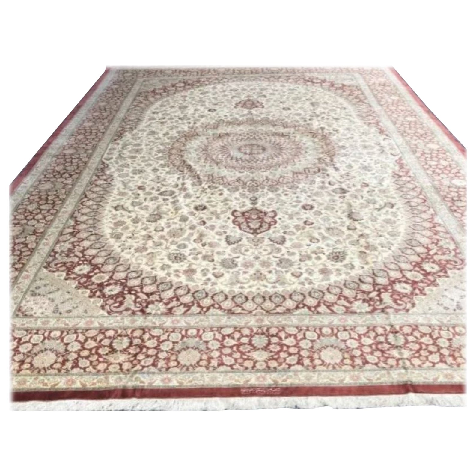 Voici un magnifique tapis Qum en pure soie. 700 nœuds par pouce, taille 14,7 x 21,4 Iran Qum Silk and Silk foundation. Environ 31 000 000 nœuds noués à la main un par un. Il faut 14 ans pour réaliser cette œuvre d'art. La signature indique : tissé