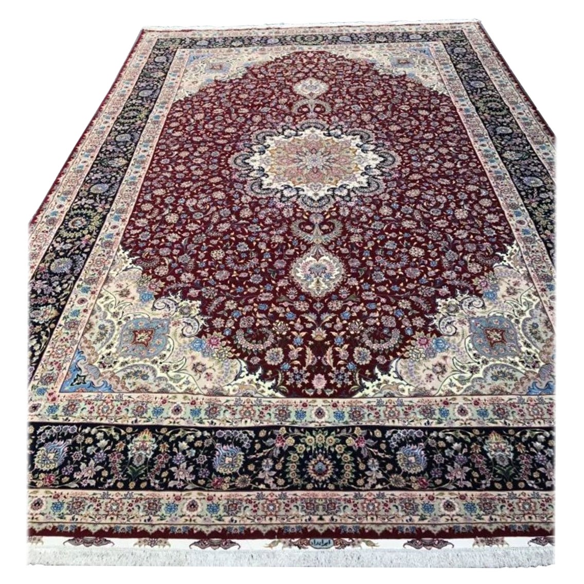Magnifique velours persan Tabriz en laine et soie avec base en soie.  Ce tapis comporte environ 625 nœuds par pouce carré, soit un total de 17 000 000 nœuds noués à la main un par un. Il a fallu 9,5 ans pour achever cette magnifique pièce. Il est