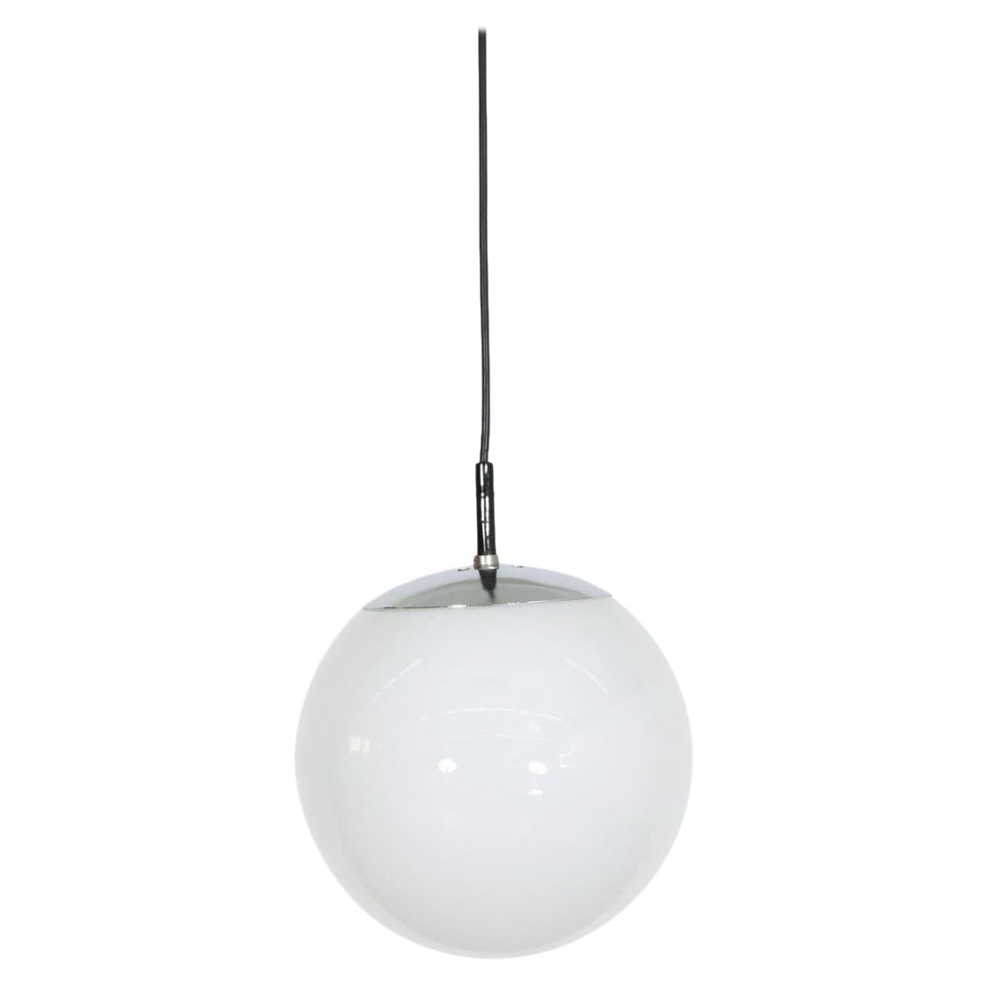 RAAK Attribuito Globe Lighting in vetro opalino con hardware cromato