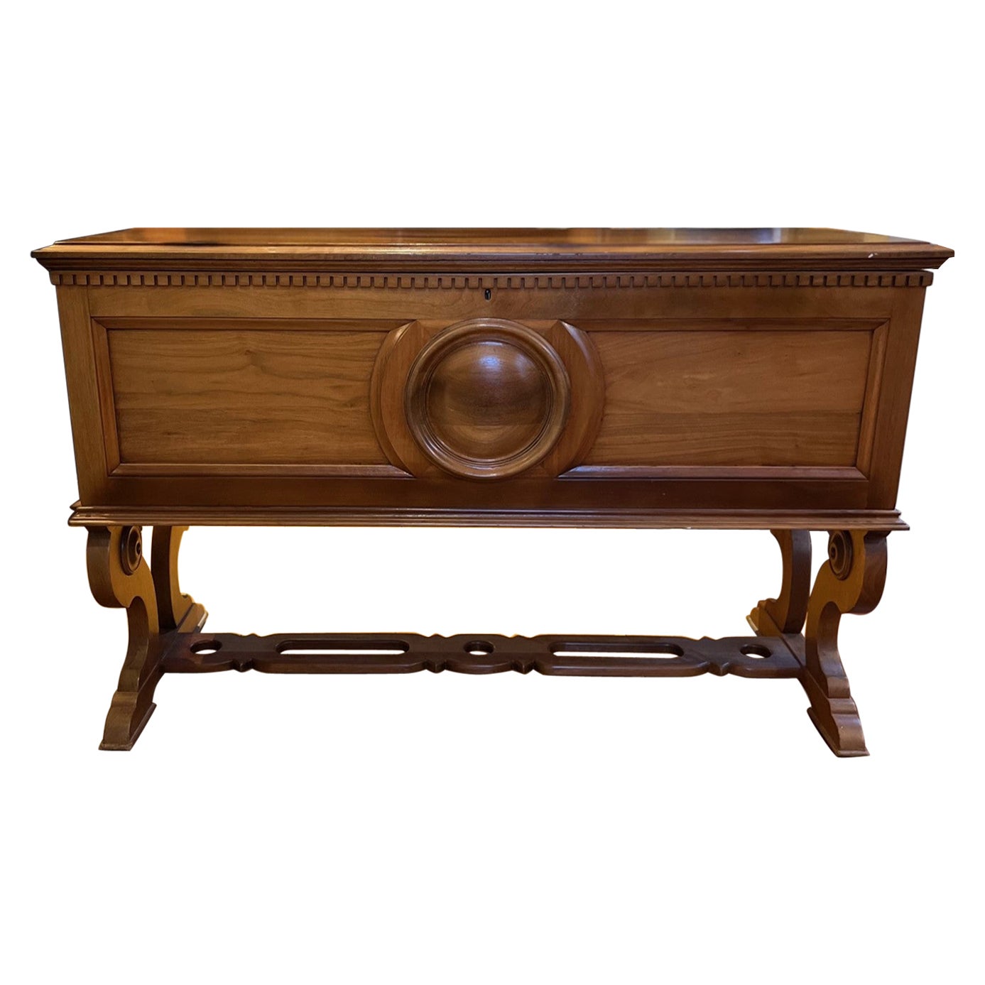 Vintage Camphor Wood Coffer/Chest With Interior Lift Out Storage Tray For Sale