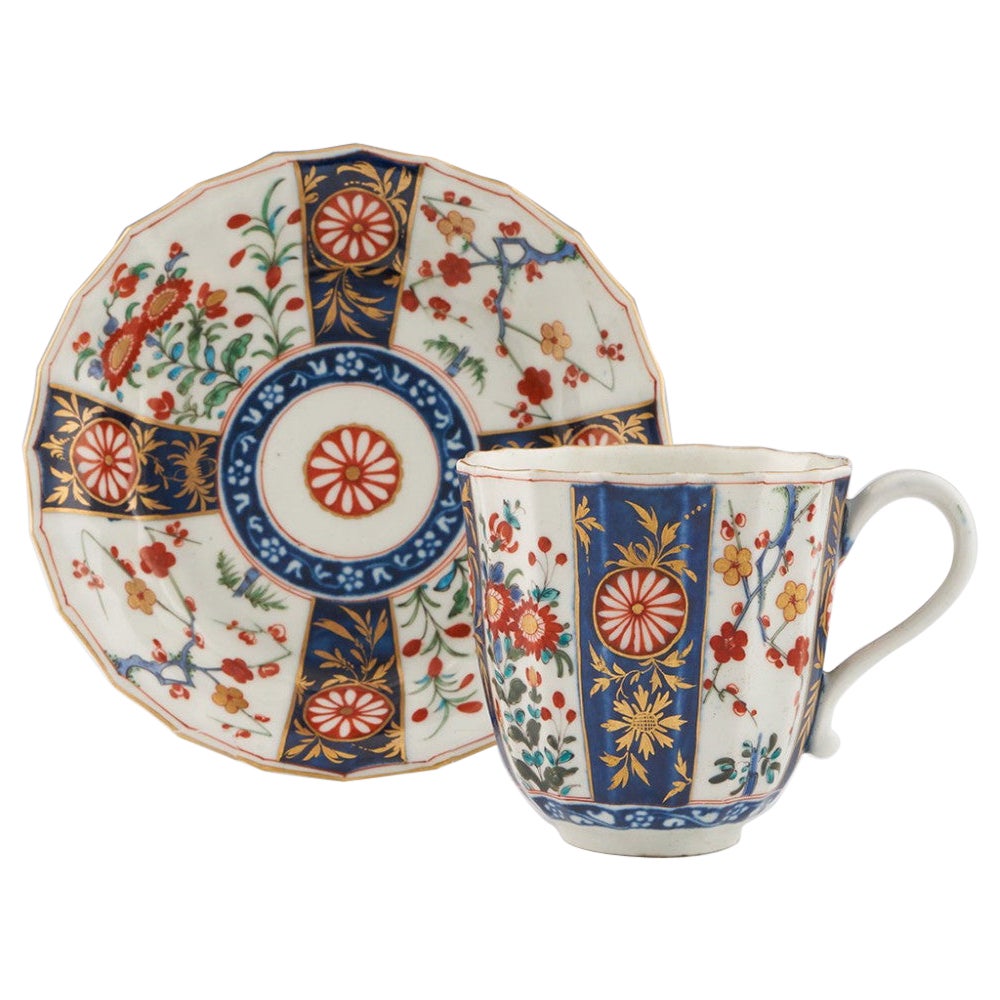 Tasse à café et soucoupe cannelée en porcelaine de Worcester à motif Queen's, vers 1775 en vente
