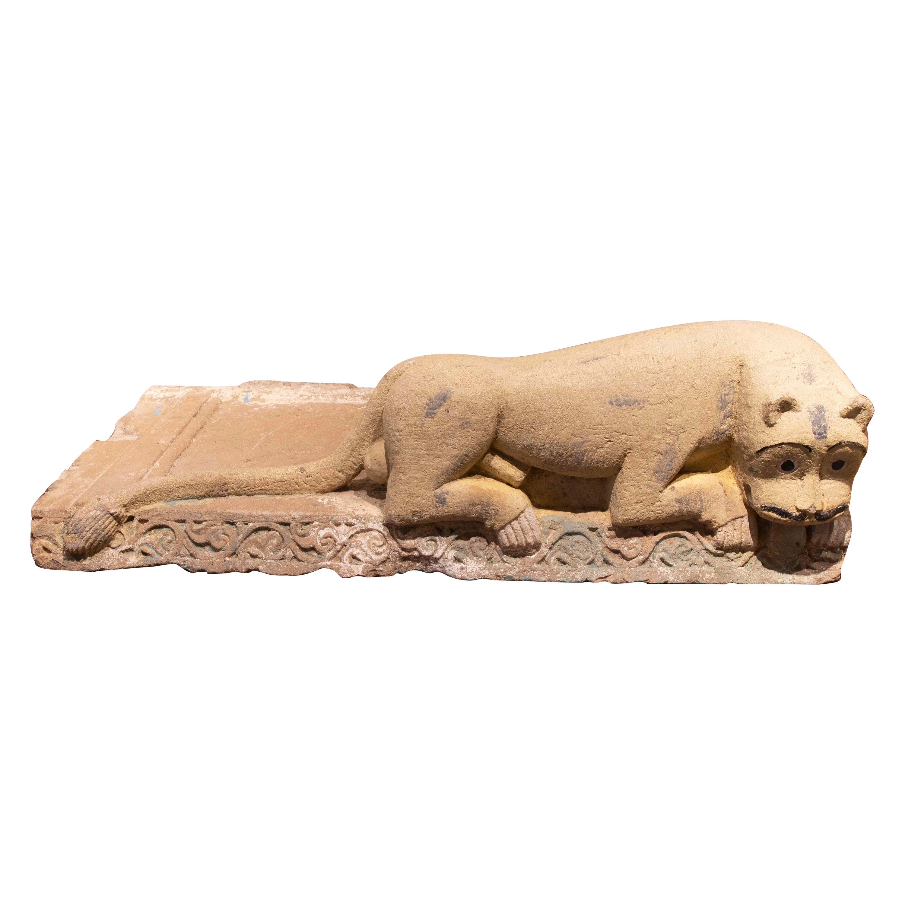 Finition extérieure en pierre naturelle de la maison avec sculpture de lion