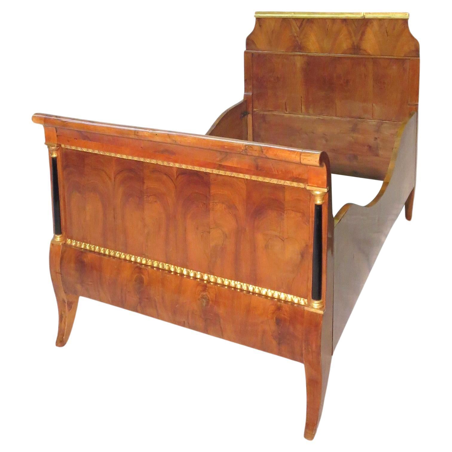 19th Century Biedermeier Directoire style Twin Daybed Walnut & Gilded decoration For Sale