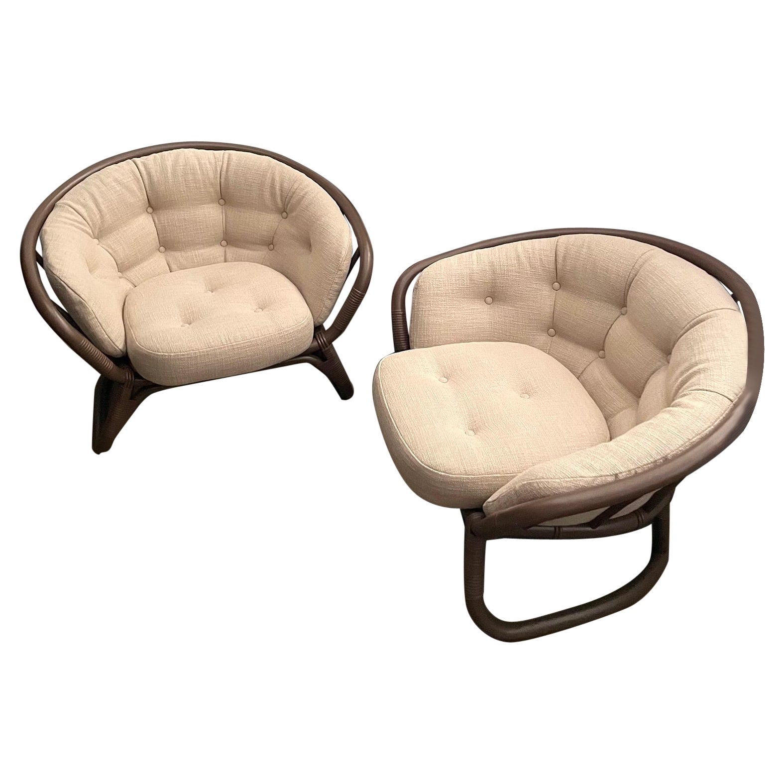 Coppia di sedie da salotto in rattan scandinavo di metà secolo con cuscini in lino