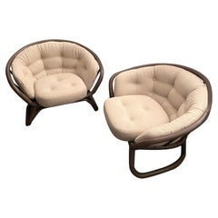 Coppia di sedie da salotto in rattan scandinavo di metà secolo con cuscini in lino