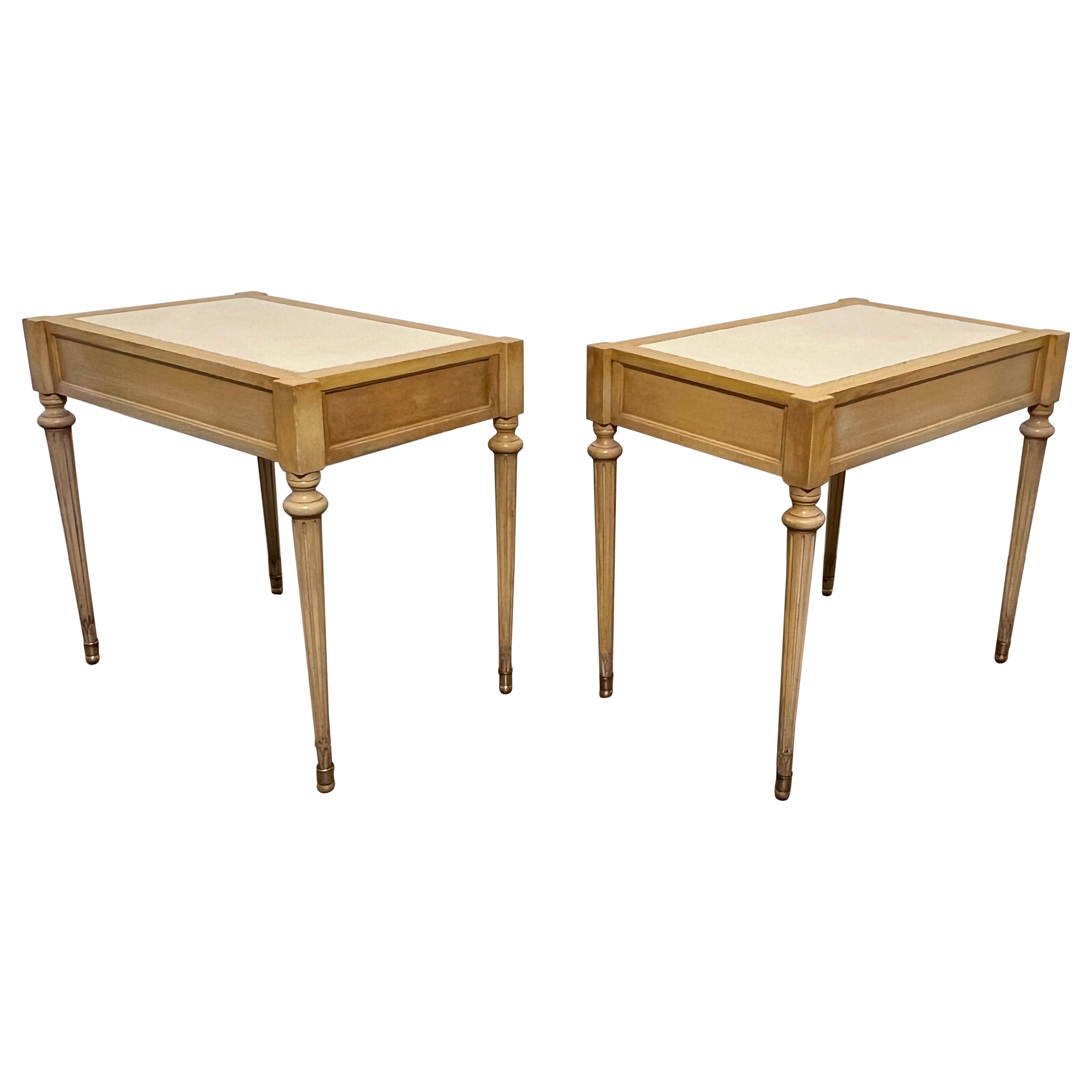 Paire de tables d'appoint de style Louis XVI avec plateaux en cuir par F & G Furniture, années 1950 en vente