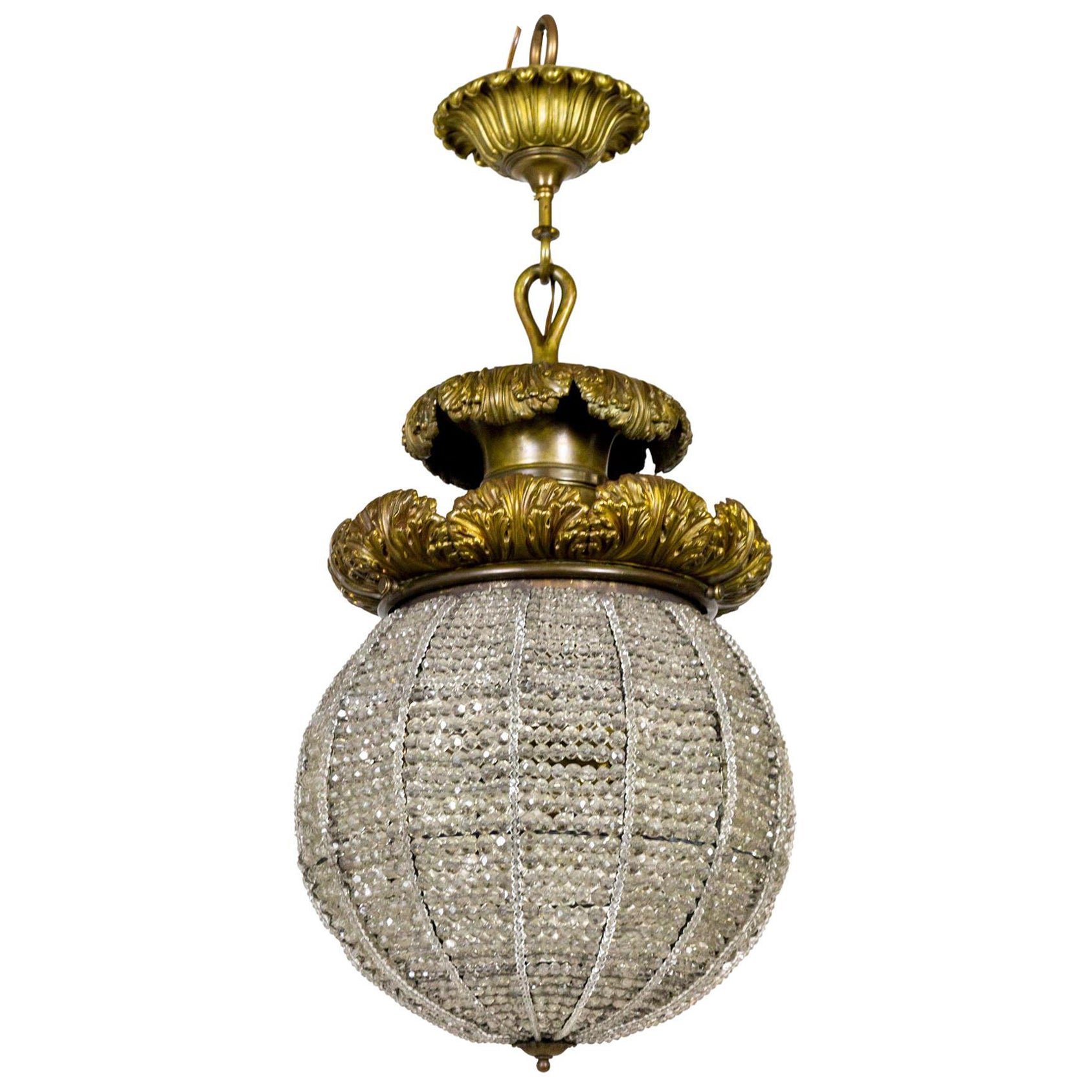Grand luminaire Belle Epoque avec sphère en cristal perlé et feuillage de bronze